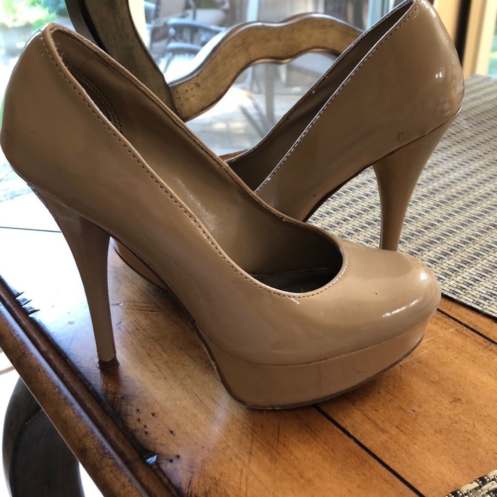 Nude pumps
